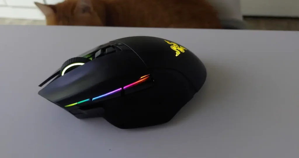 Basilisk Ultimate има персонализираща RGB подстветка